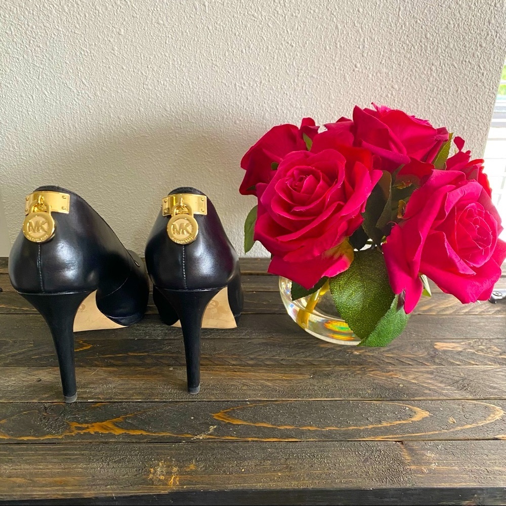 Michael Kors peep-toe “Josie Peep” w/Mk gold lock detail on back. (Size 6M).🌹